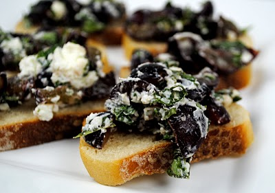 grape-crostini